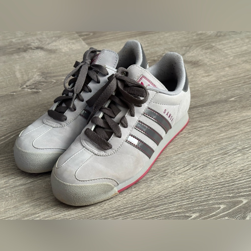 Lightly worn Women’s Adidas Samoa. Pink & grey. Kept in original box.
